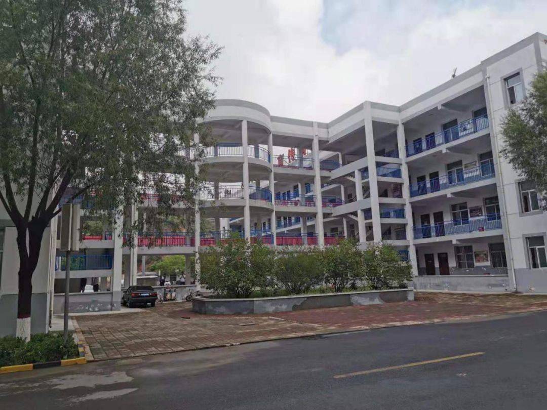 成家庄中学联盛中学鑫飞中学2012年7月,鑫飞集团投入巨资修建鑫飞中学