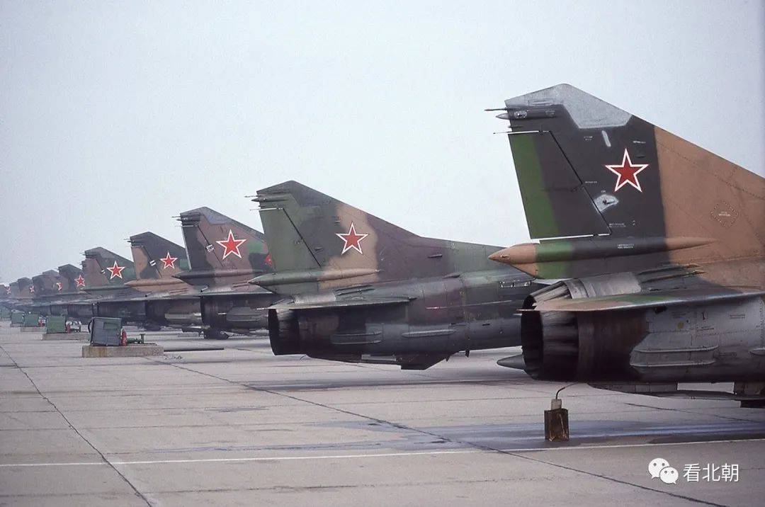 芬斯特瓦尔德基地的米格-27k正面和正后方特写,飞机已经挂上了转场