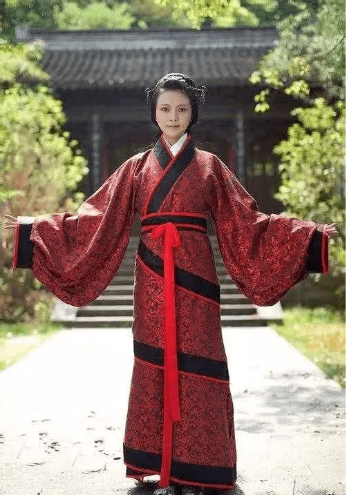 古代服饰虽然袖子中的口袋很重要,但这个口袋其实没有那么方便,因为