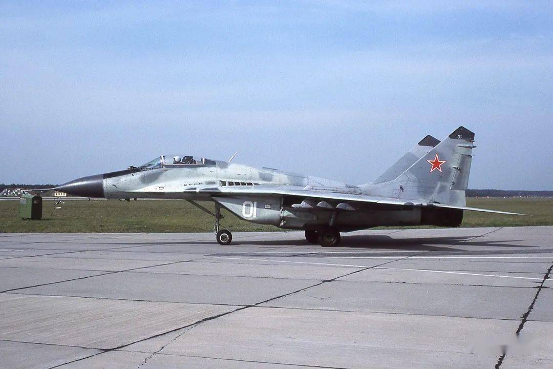 米格-29s的背部与米格-29a/b相比有明显的隆起:1993年5月,芬瑙基地.