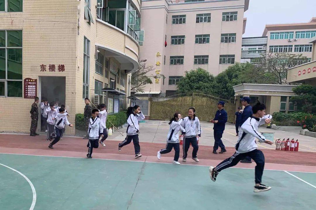 突发火灾该怎么做这群蓝朋友来到澄海登峰学校开展安全教育培训和应急