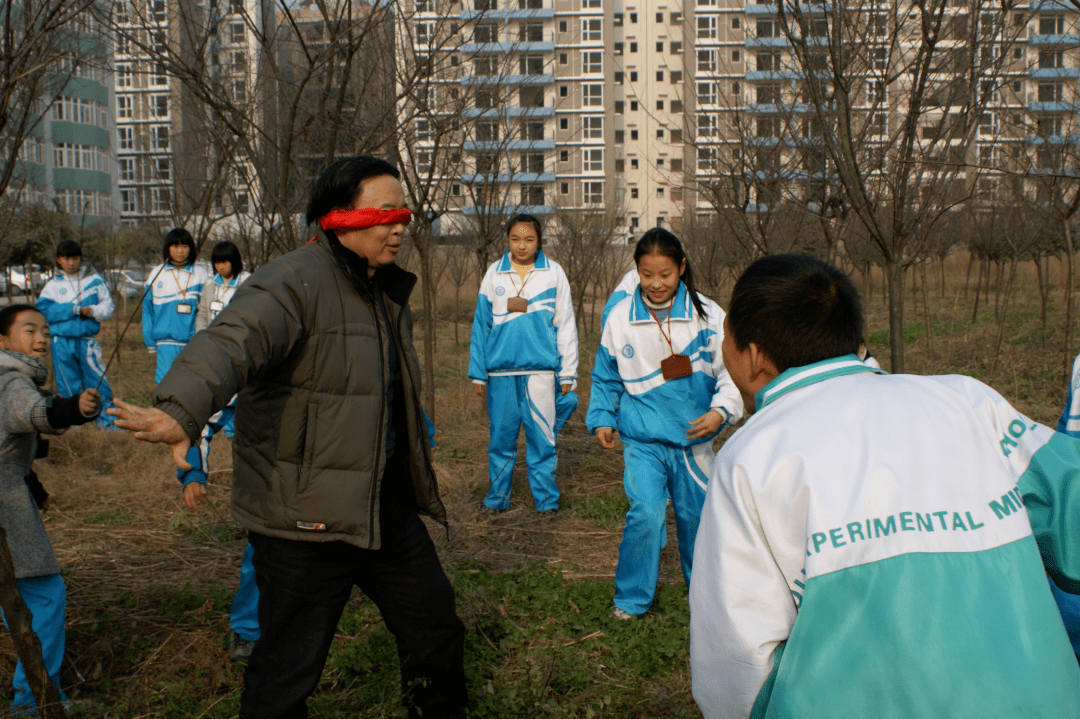 ▲2011年冬天,本文作者李镇西和学生在校园嬉戏打闹.