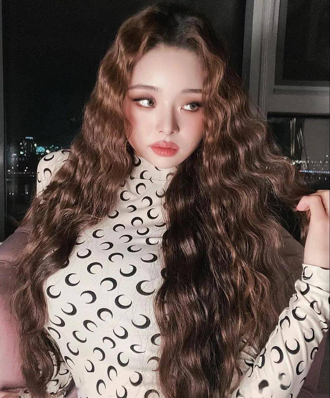 三大最火的卷发长度打造复古辣妹