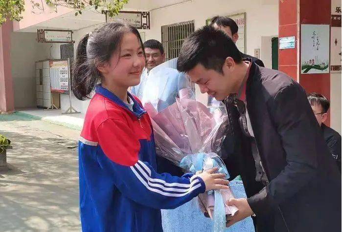 情系桑梓牵故里,爱心助梦反哺行——长埠中学校友龚朦君"爱心助学"