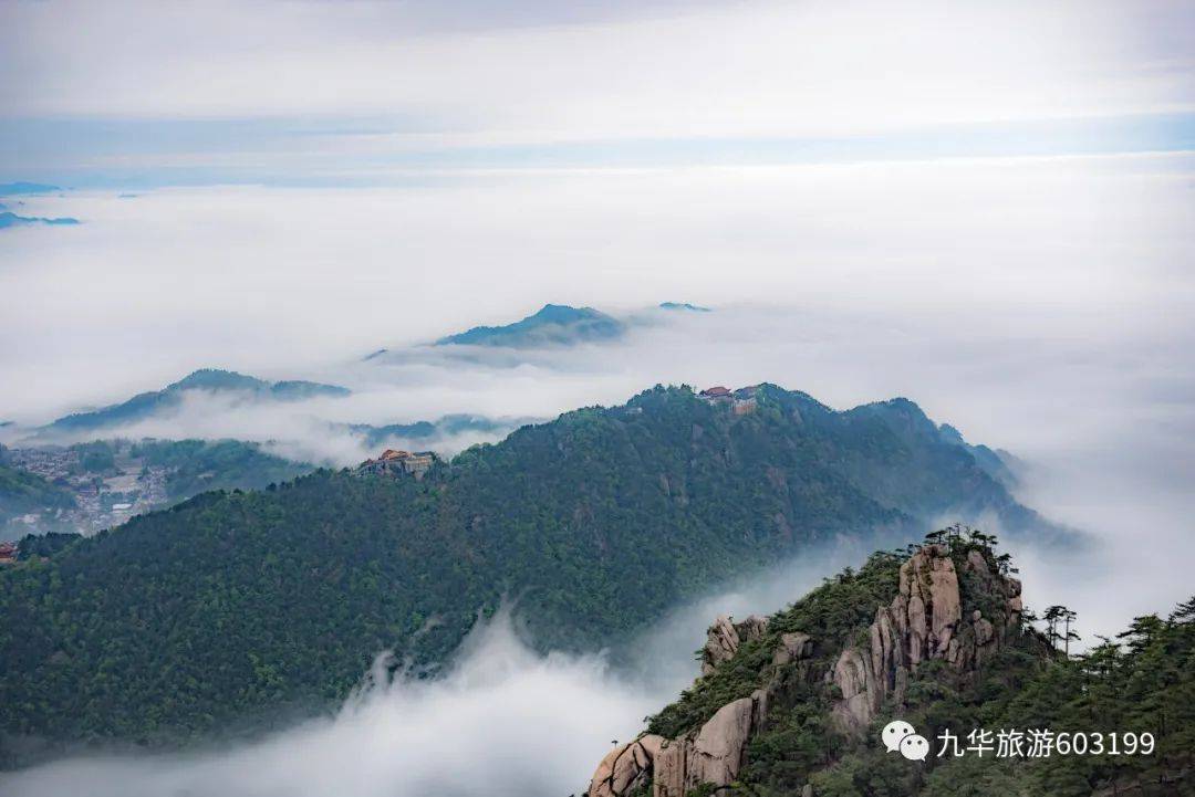 九華山海拔最高的十王峰(1342米)也位於天台景區,登臨其上,可見群山