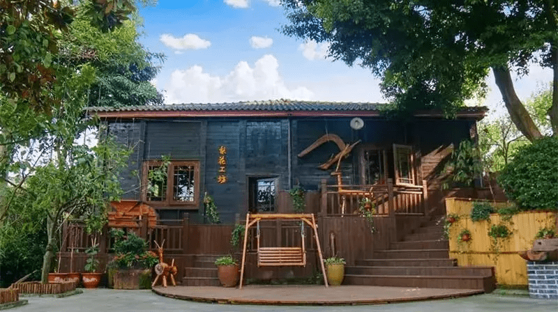 新津升级打造了梨园雅舍,花胜雪,三生三舍等特色品牌民宿,农家乐,梨花