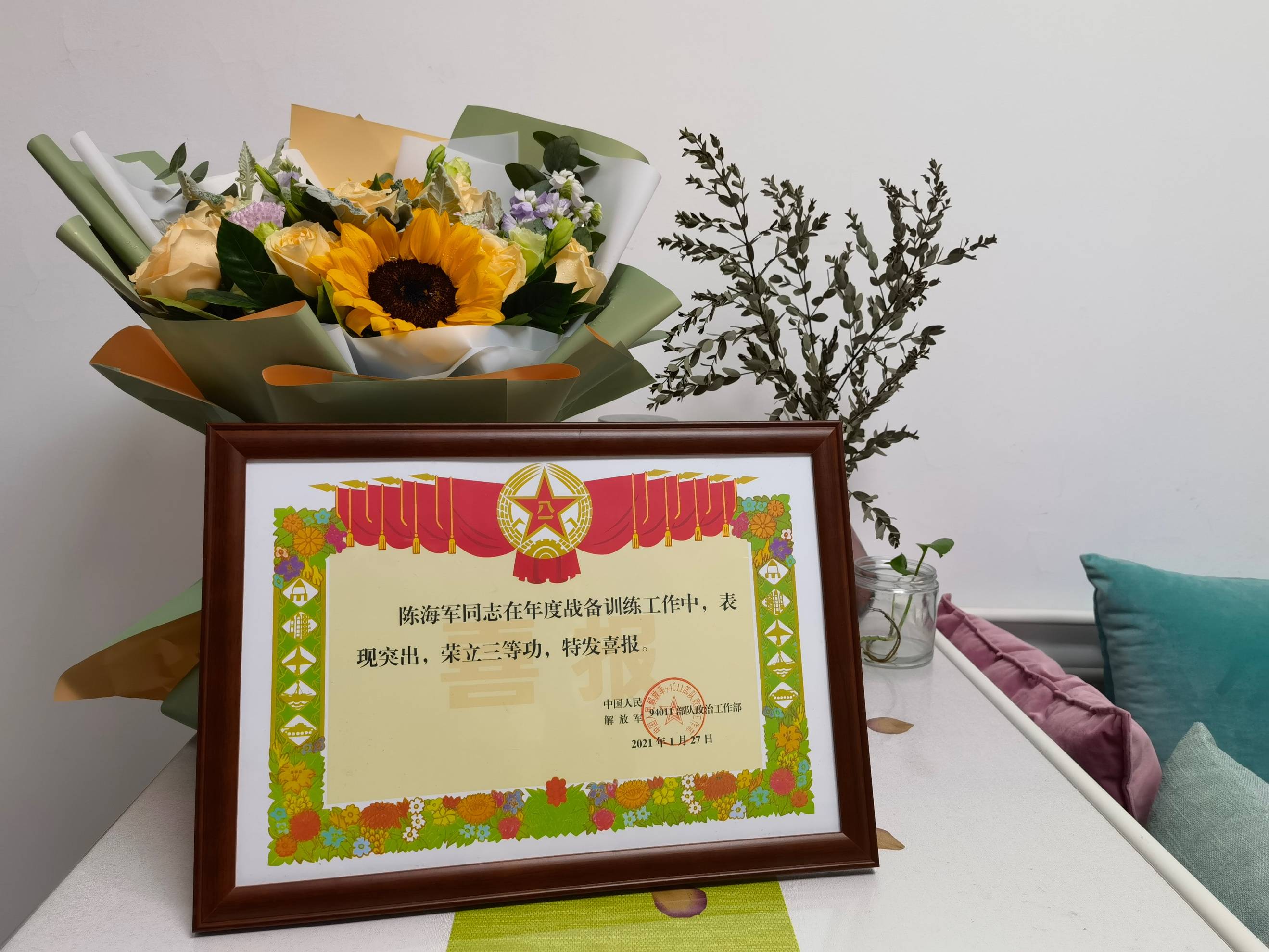 一人立功全家光荣青菜岗的她收到了在边疆服役丈夫的立功喜报