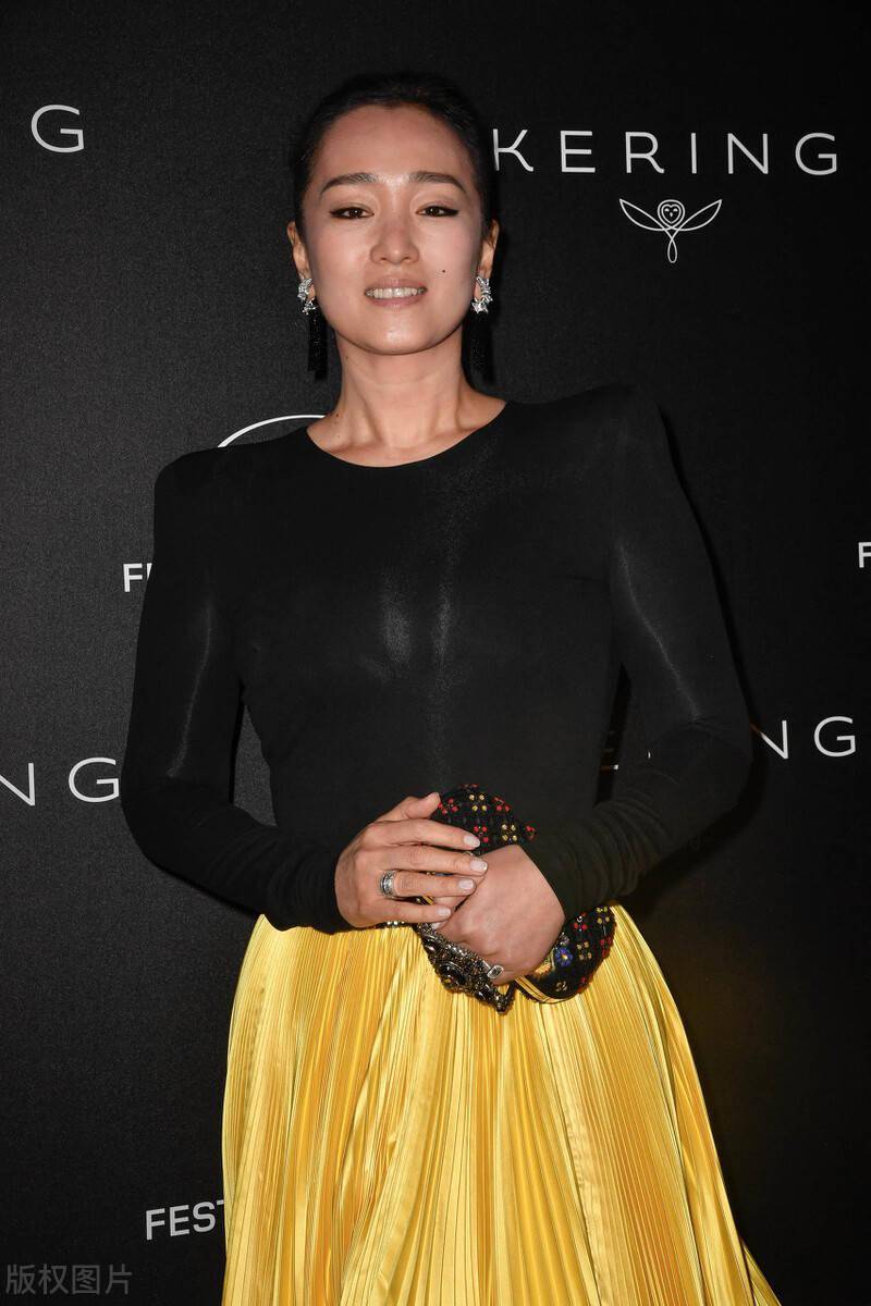 巩俐牵手老公街头秀恩爱穿皮草外套配厚实短靴身材滚圆很显胖