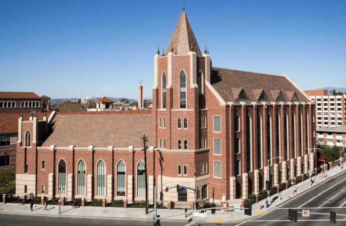 南加州大学马歇尔商学院一层大厅有一面校友企业家名誉墙,展示了从