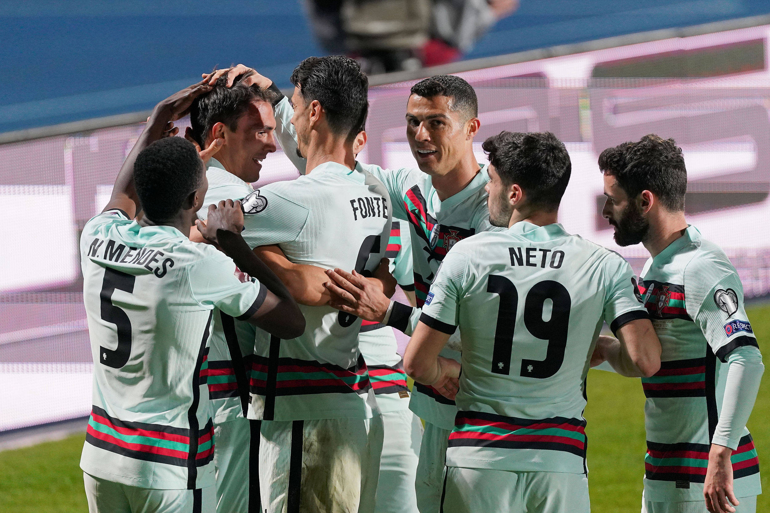 体坛联播|c罗打破葡萄牙队进球荒,周琦22分新疆逆转辽宁