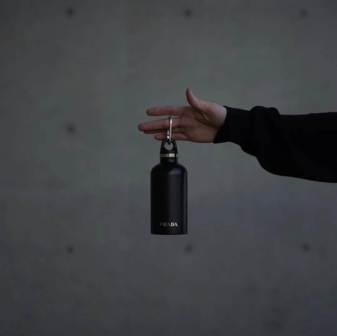 stayhydrated戴上prada不锈钢保温水壶成为日常随行的好伙伴