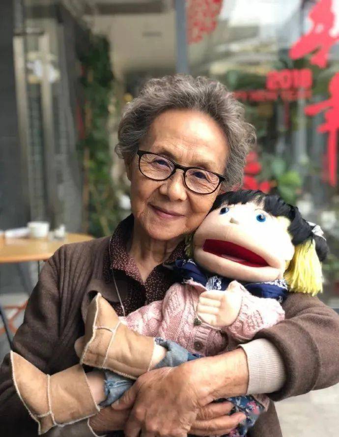 拍戏插花打篮球83岁国民奶奶的生活太酷啦