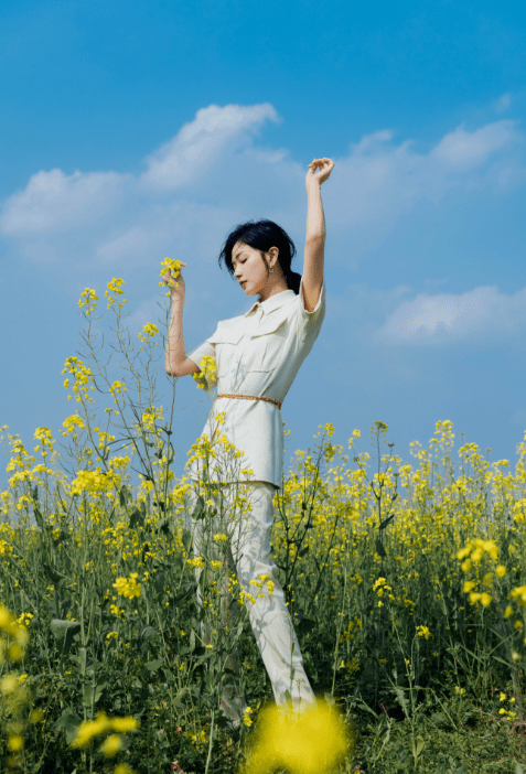 万茜油菜花写真释出 白色套装上身干练优雅 女人味十足 气质
