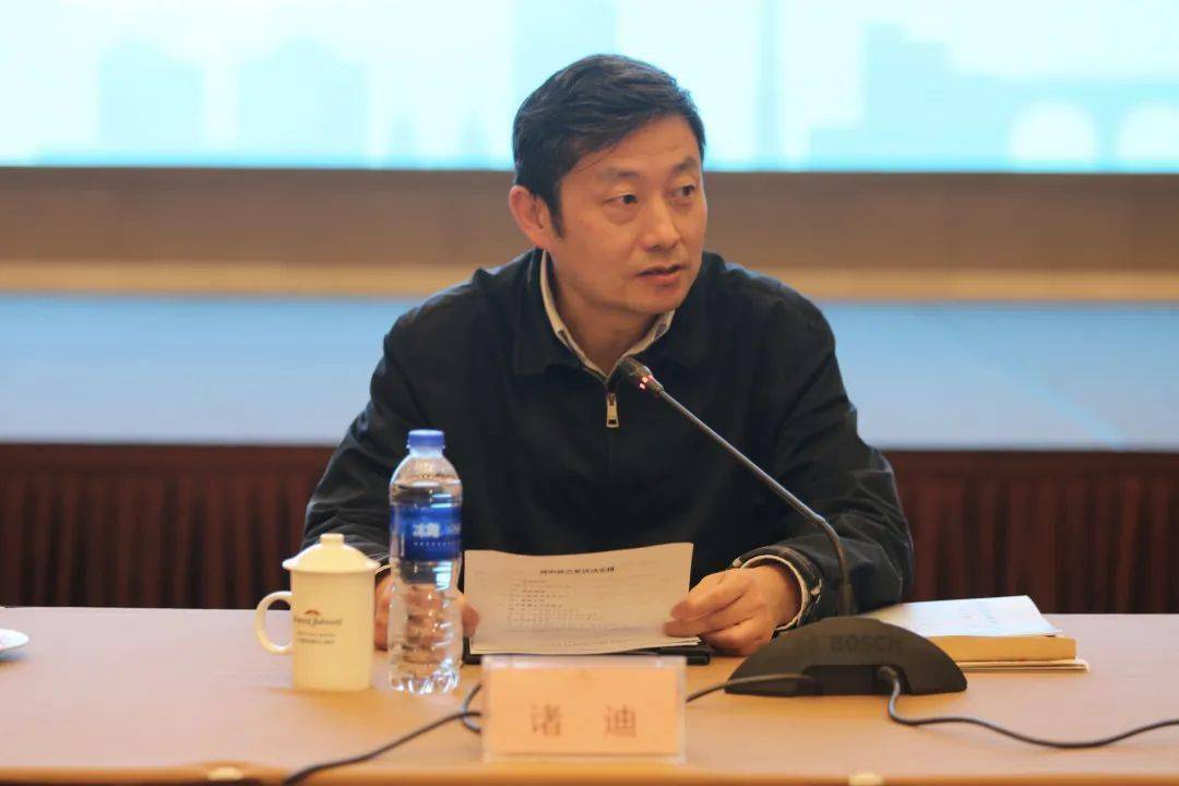 图为中宣部文艺局局长诸迪在研讨会上讲话.