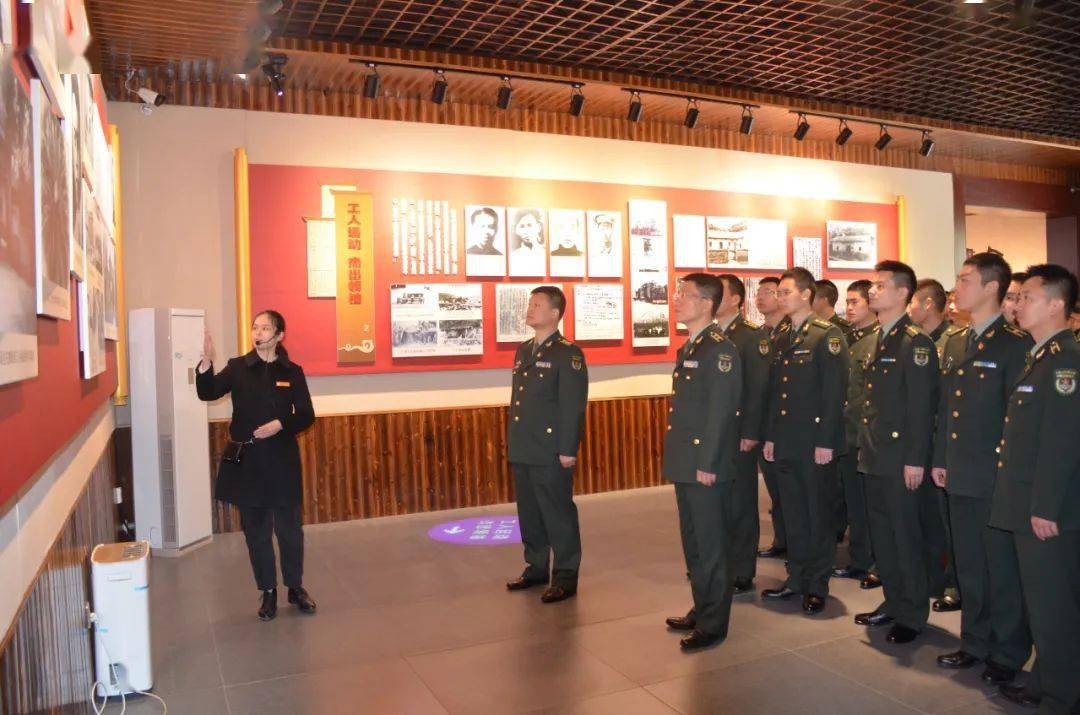 纪念馆正厅,左右分别张挂着李立三同志简历和南昌起义的浮雕,面向大厅