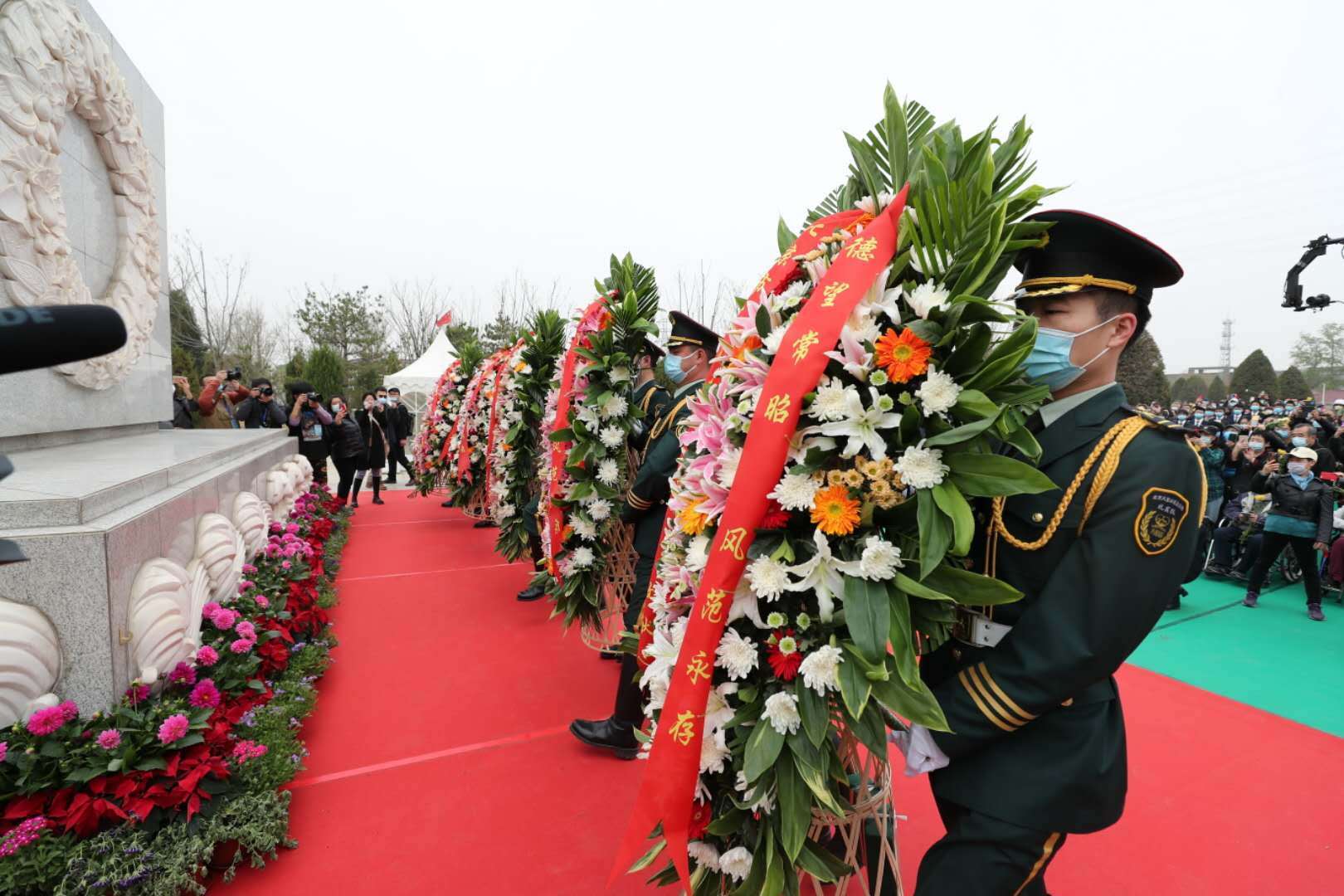 不留骨灰精神永存 北京公祭生态葬逝者_海葬