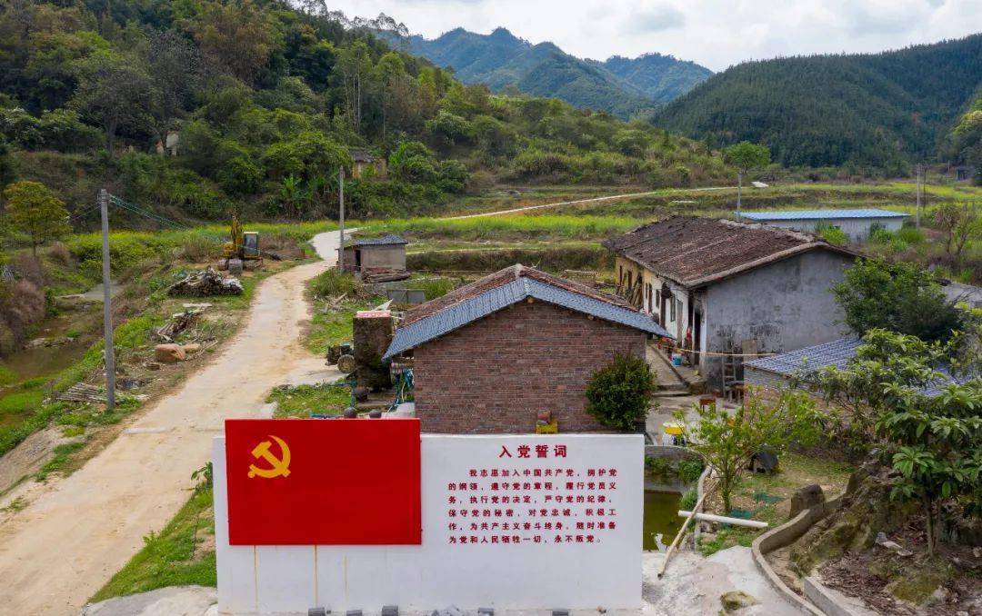 潭洞村自北向南狭长分布,一头连接着县城,一头连着东华镇(现渔湾,大镇