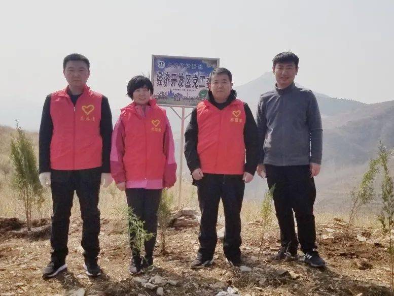 县医院团委3月份,县医院组织青年志愿者走进泗水县泉林镇安久村,走访