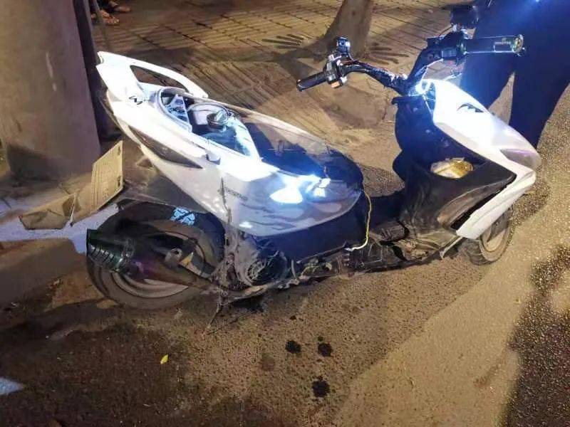 3月31日凌晨,荣县某学校两名初三学生,驾驶鬼火摩托车,在西街路段因