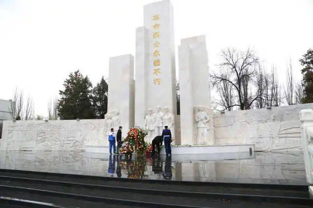 彭阳县任山河烈士陵园,这是他们连续3年在清明节期间共同祭奠革命先烈