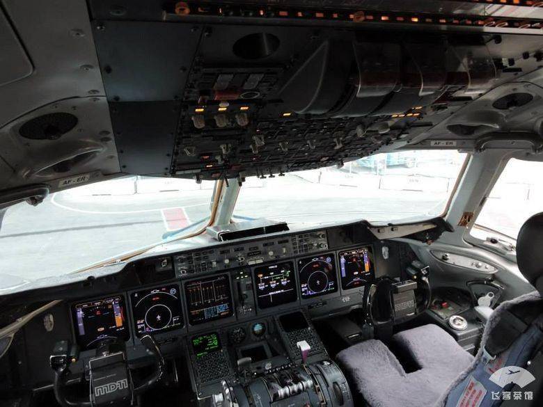 机长和副机长都说最喜欢md-11,说这架飞机非常给力,驾驶舱又宽又舒服!