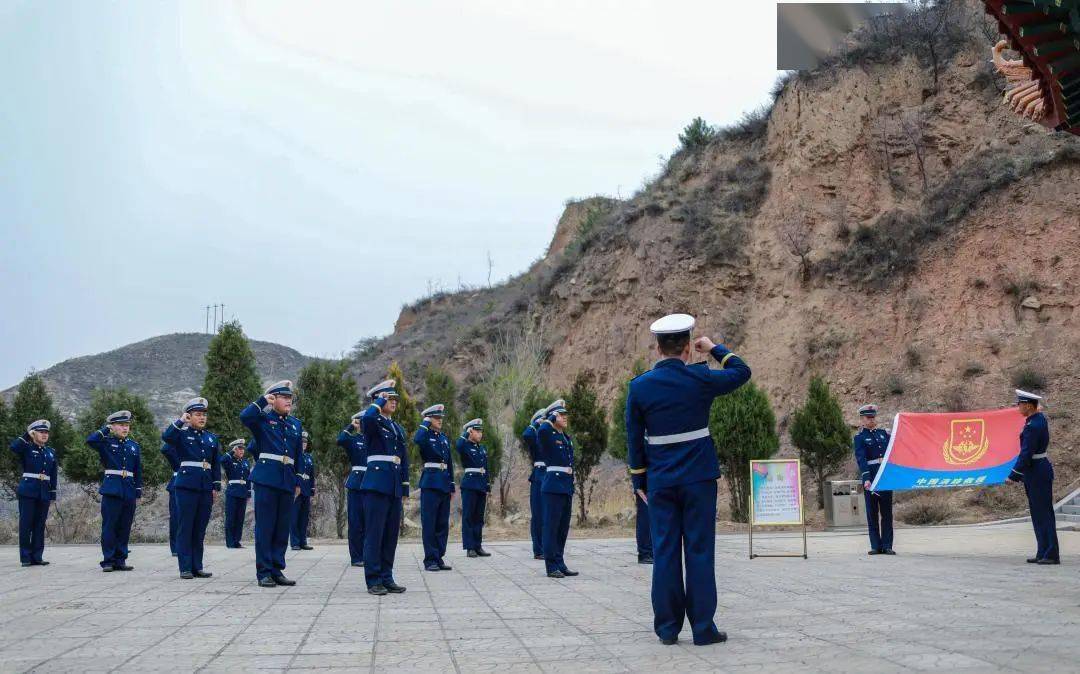明显有点寒意的早晨,已经有了白发的母亲,把杜晓烨的墓碑擦了又擦
