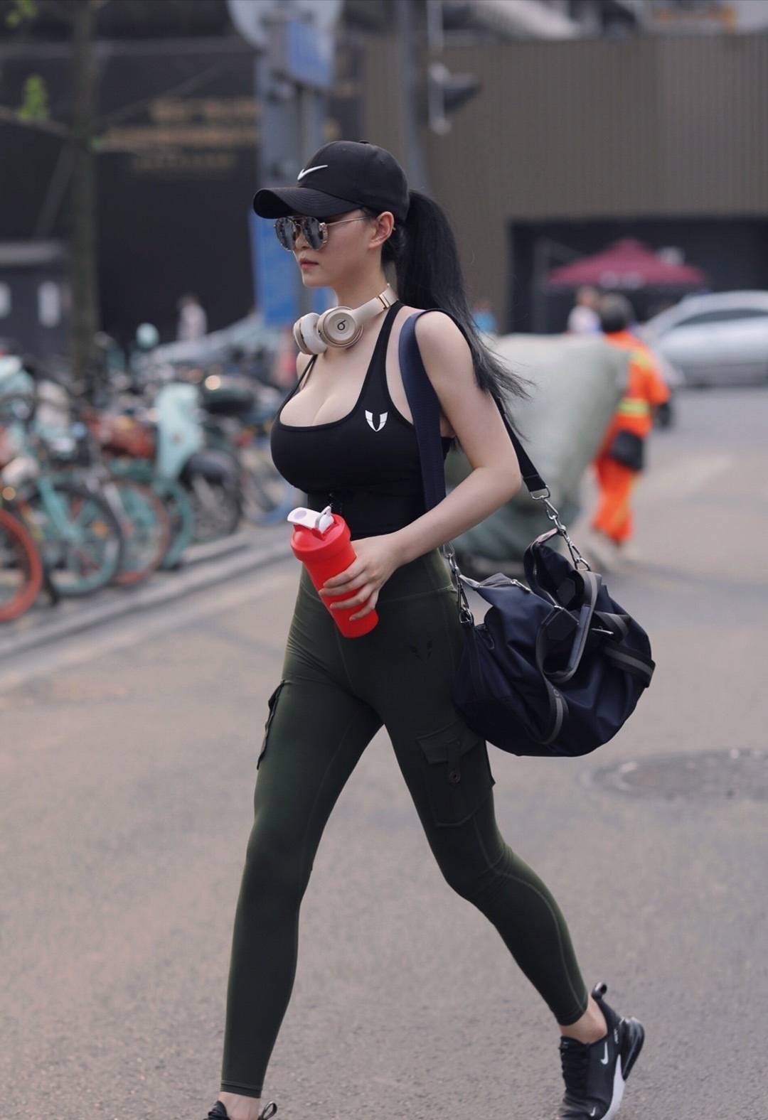 60cm腰100cm臀 成都川妹美艳众人 黄金腰臀比魅力十足 训练 60cm腰100cm臀 成都川妹美艳众人 黄金腰臀比魅力十足 训练