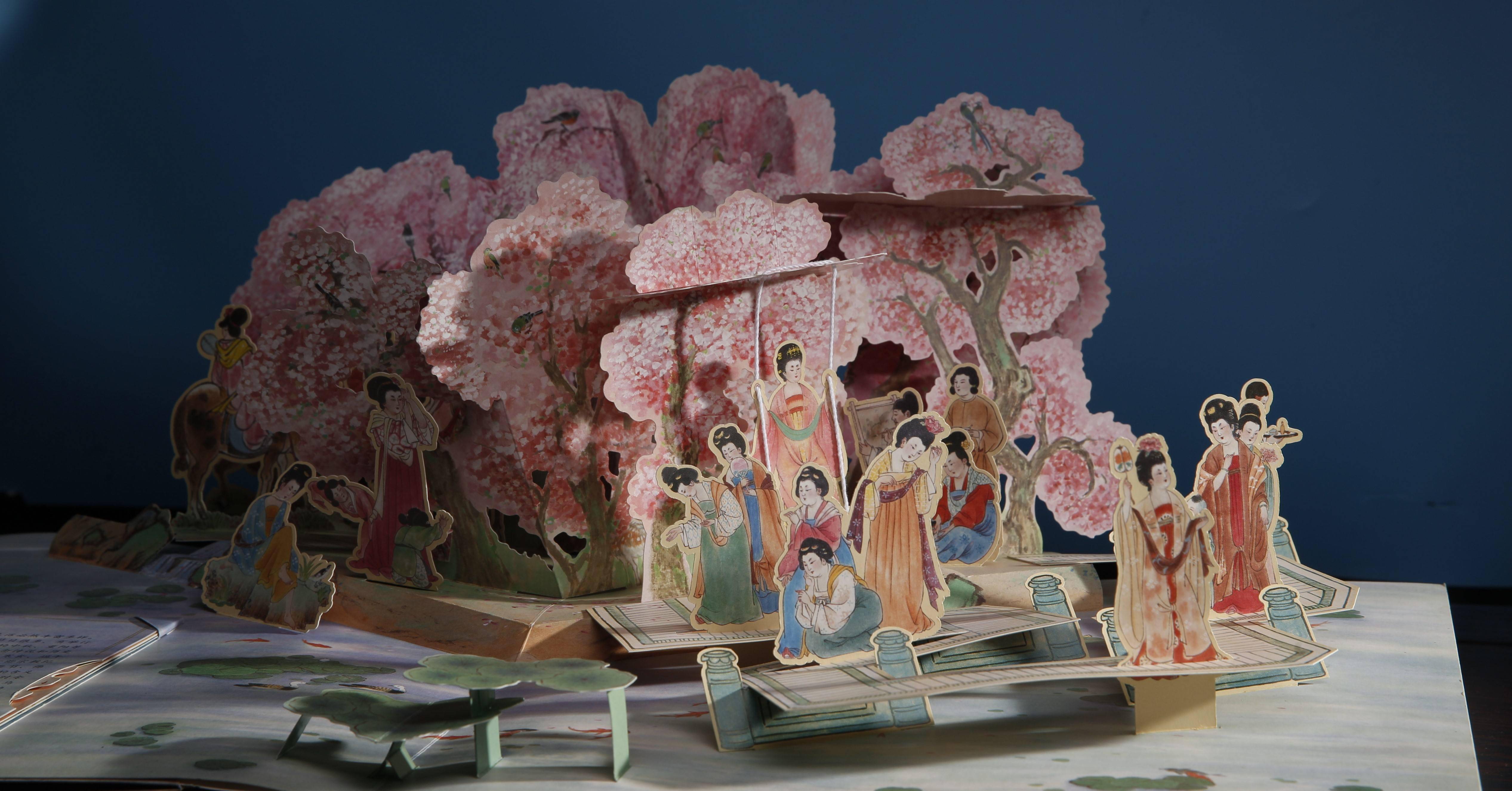 长安》纸艺总设计师闫红兵,与现场读者分享这本大型立体书的制作历程