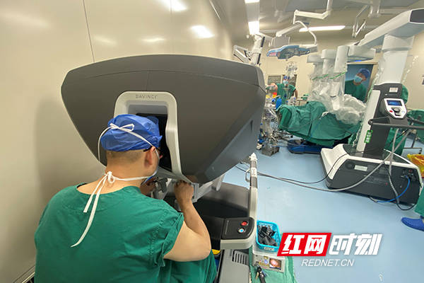 操作|南华大学附属第一医院：“达芬奇”机器人再出手 精准切除结肠肿瘤