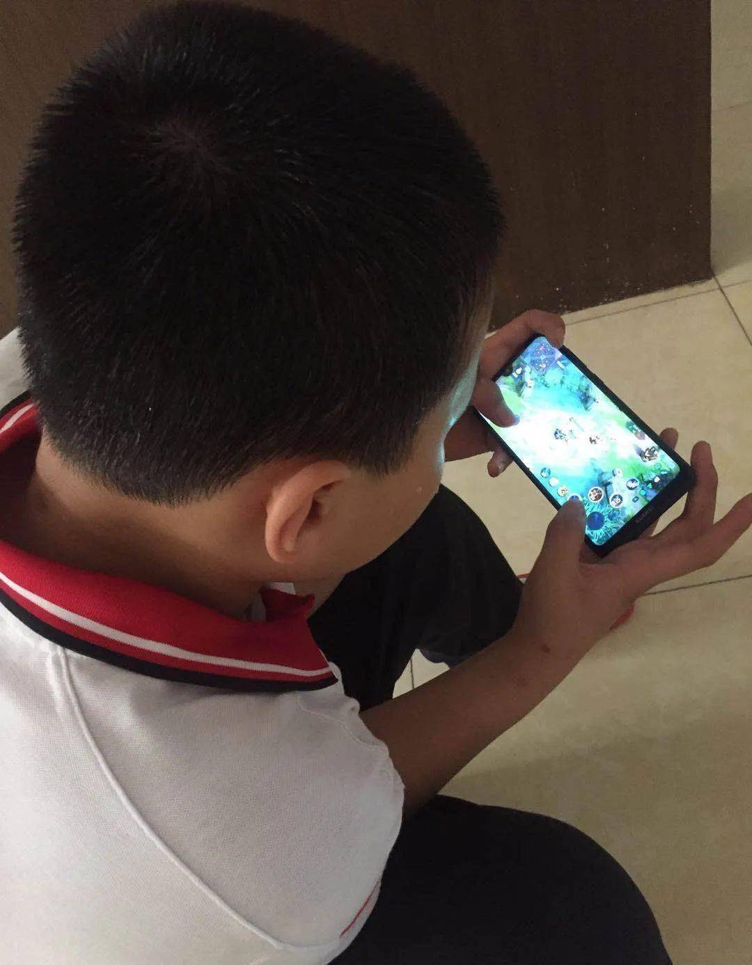 比如,江西的这位赵爸爸,因为孩子玩游戏问题,就打电话给游戏公司客服