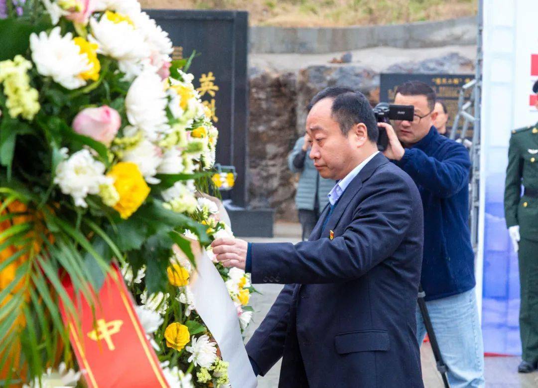 向人民英雄敬献花篮我县在凤凰山烈士陵园庄严举行集中祭扫活动在清明
