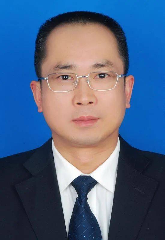 李顺年武汉市城管执法委党组书记,主任走进演播厅的"考生"主持人 尹晨