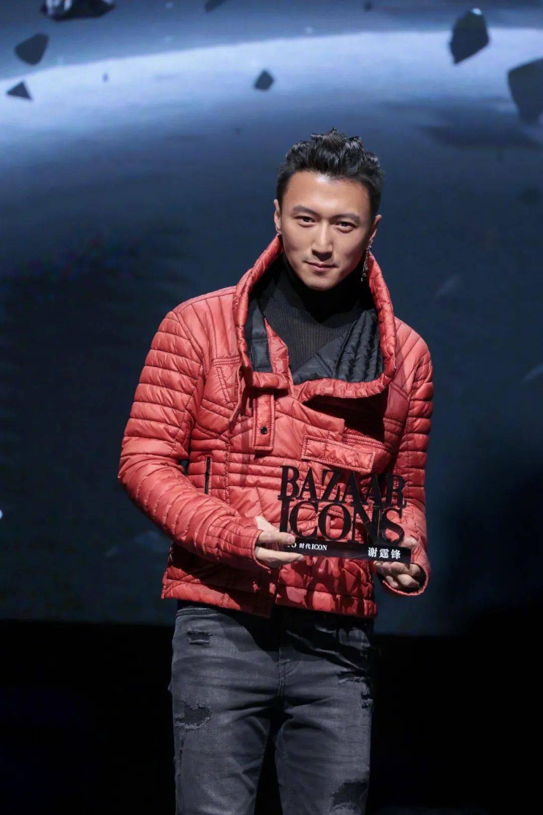 谢霆锋获封「时代icon」 未来主义穿搭酷帅不羁