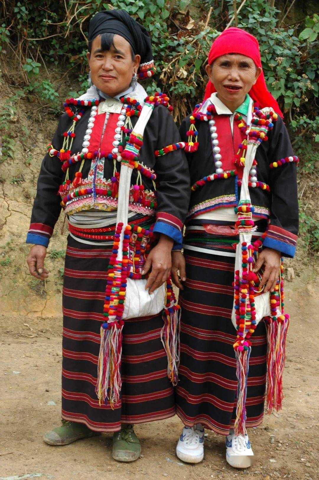 德昂族服饰是德昂族文化中重要的特征之一,它是维系德昂人情感思想的