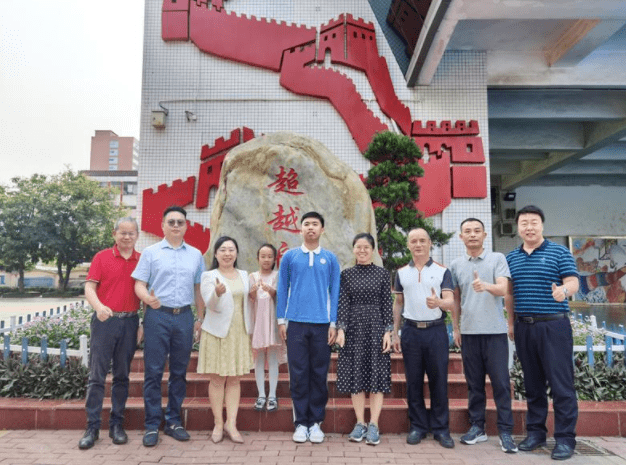 校长方炯球表示,学校将邀请张其铭参与到节后的"国旗下的讲话",希望