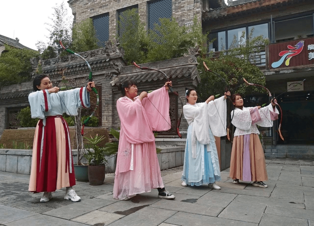 清明小长假第一天春雨如酥身着汉服玩投壶啦