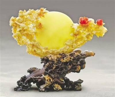 倪东方的石雕作品《花好月圆》.