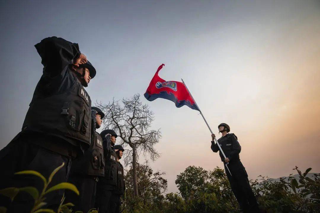 国家移民管理局举行向队旗宣誓仪式