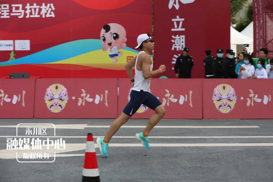 除了专业的选手们的精彩瞬间小编带你一睹2021永川马拉松赛事不宜迟2
