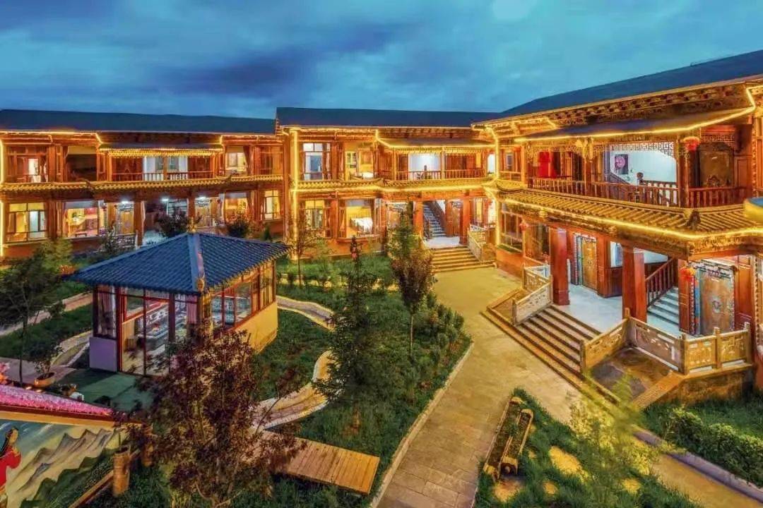 藏式庭院建筑,在院内散步,就能体验到浓浓的藏式风情,亭台楼阁,茶室