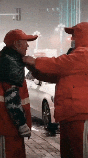 想感慨一下大家都在为生活奔波 正巧碰到旁边一位司机 给淋雨的大哥送