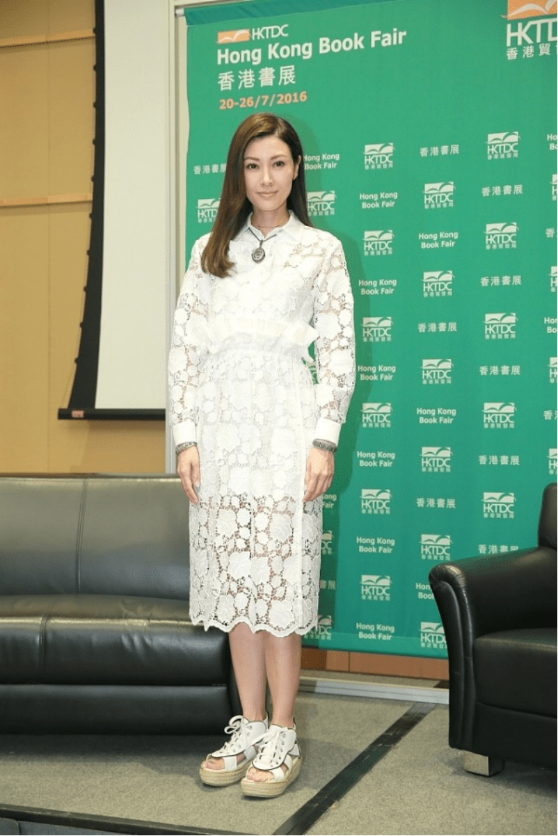 李嘉欣豪门阔太范十足,穿白色蕾丝连衣裙,隐约露出双腿纤细曲线