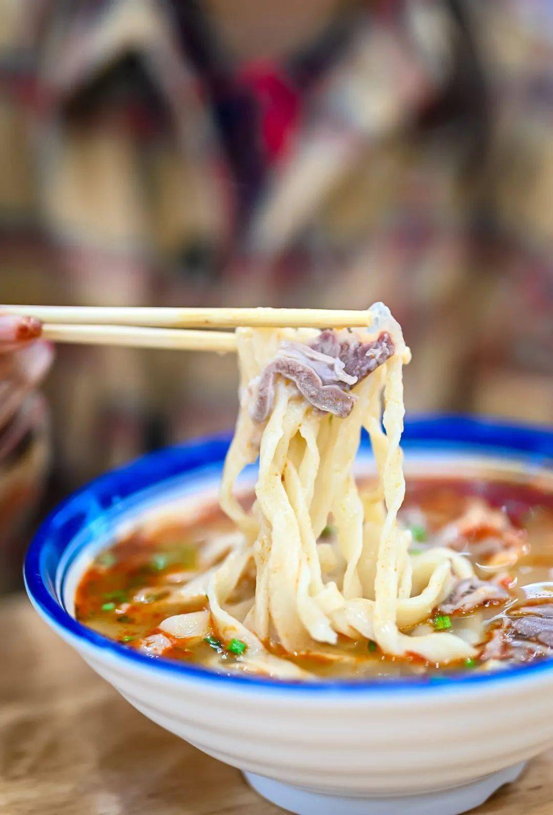 10元通杀的羊杂汤,羊肉烩面,羊肉汤,搭配一个满口香的烧饼,虽然这几天