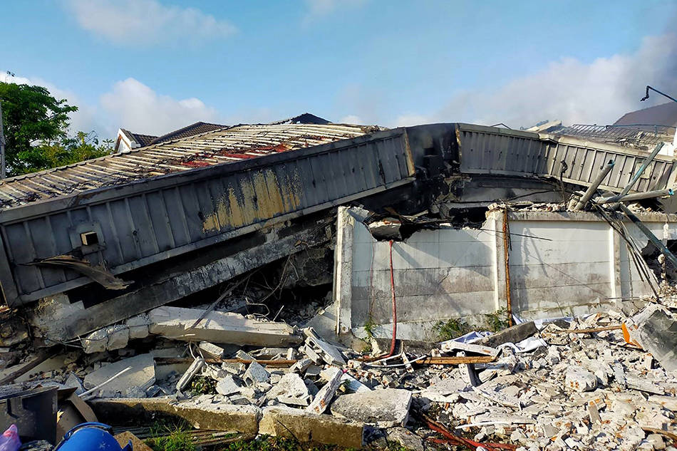 早安世界泰国曼谷一民房发生火灾后突然坍塌致5人遇难