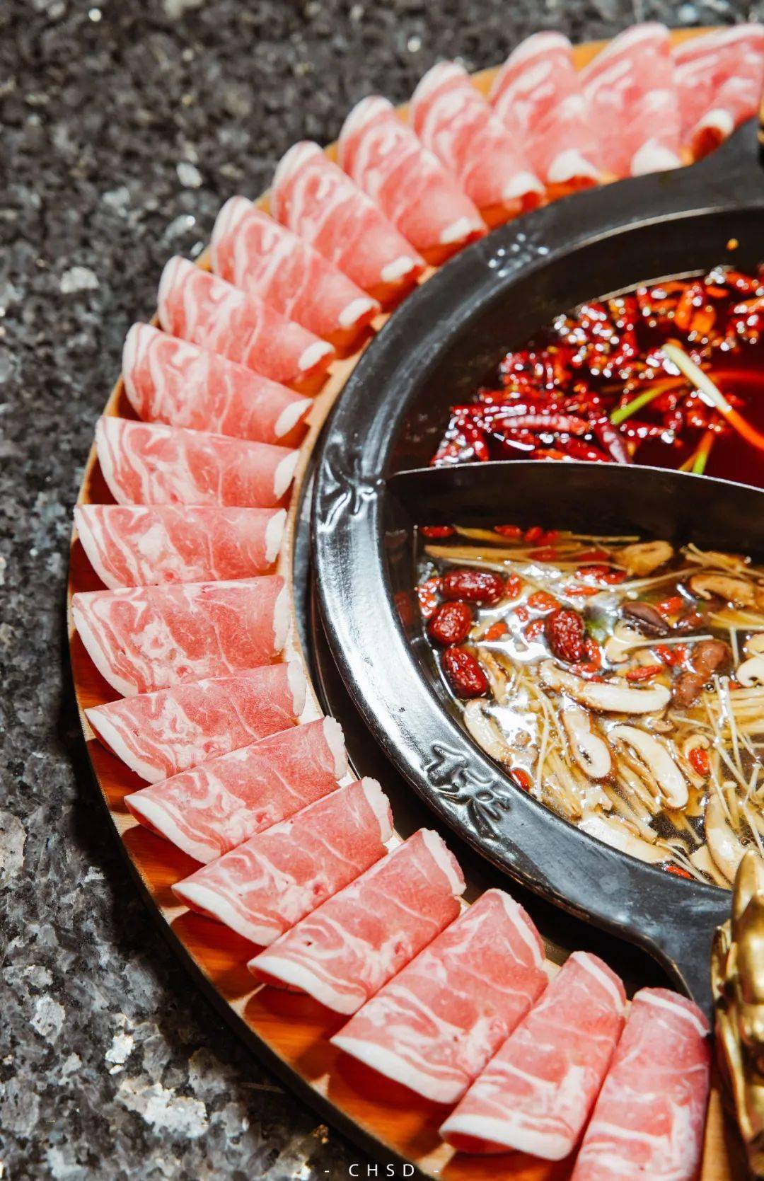 蜀大侠独创「呼啦圈火锅」!直径70cm,360°一整圈都是肉肉.