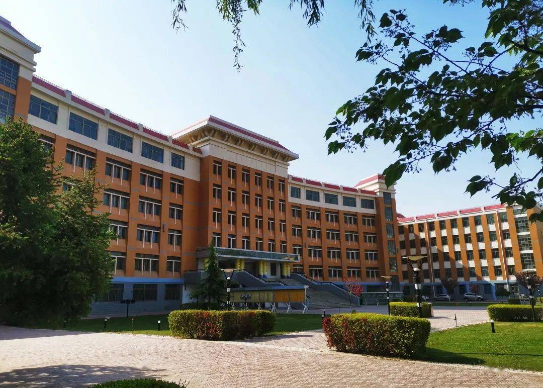 四月微风中甘肃高校的花儿又开始竞放