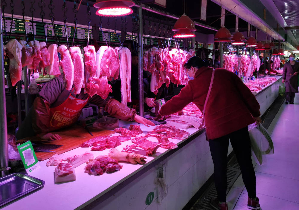 猪肉价格持续回落 价格下跌与养殖户生产积极性之间该如何平衡?