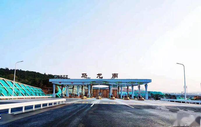 云南曲靖三宝至昆明清水高速公路麒麟至马龙段通车