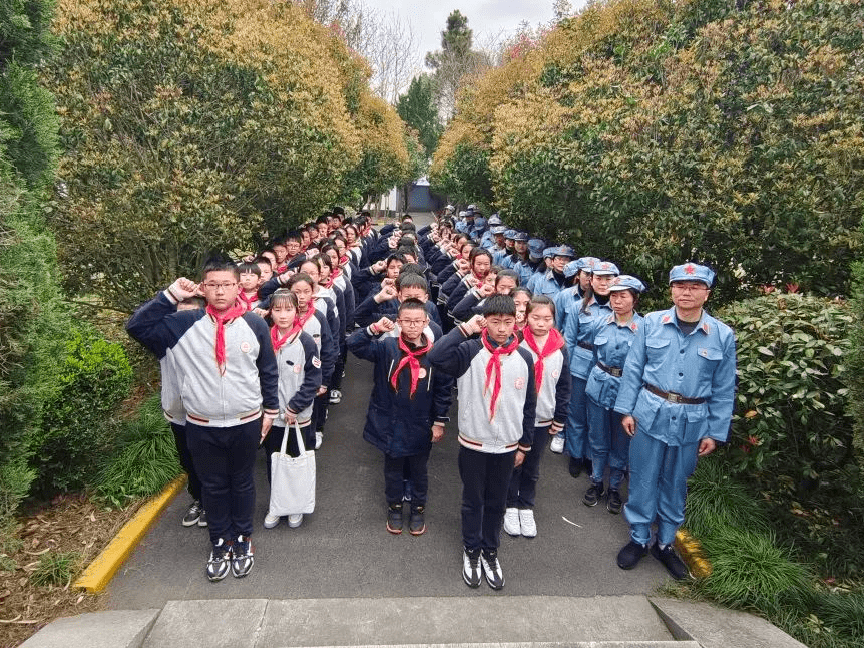 在嘉定区廖家礽烈士墓前,戬浜学校少先队员进行了呼号;叶城小学的少先