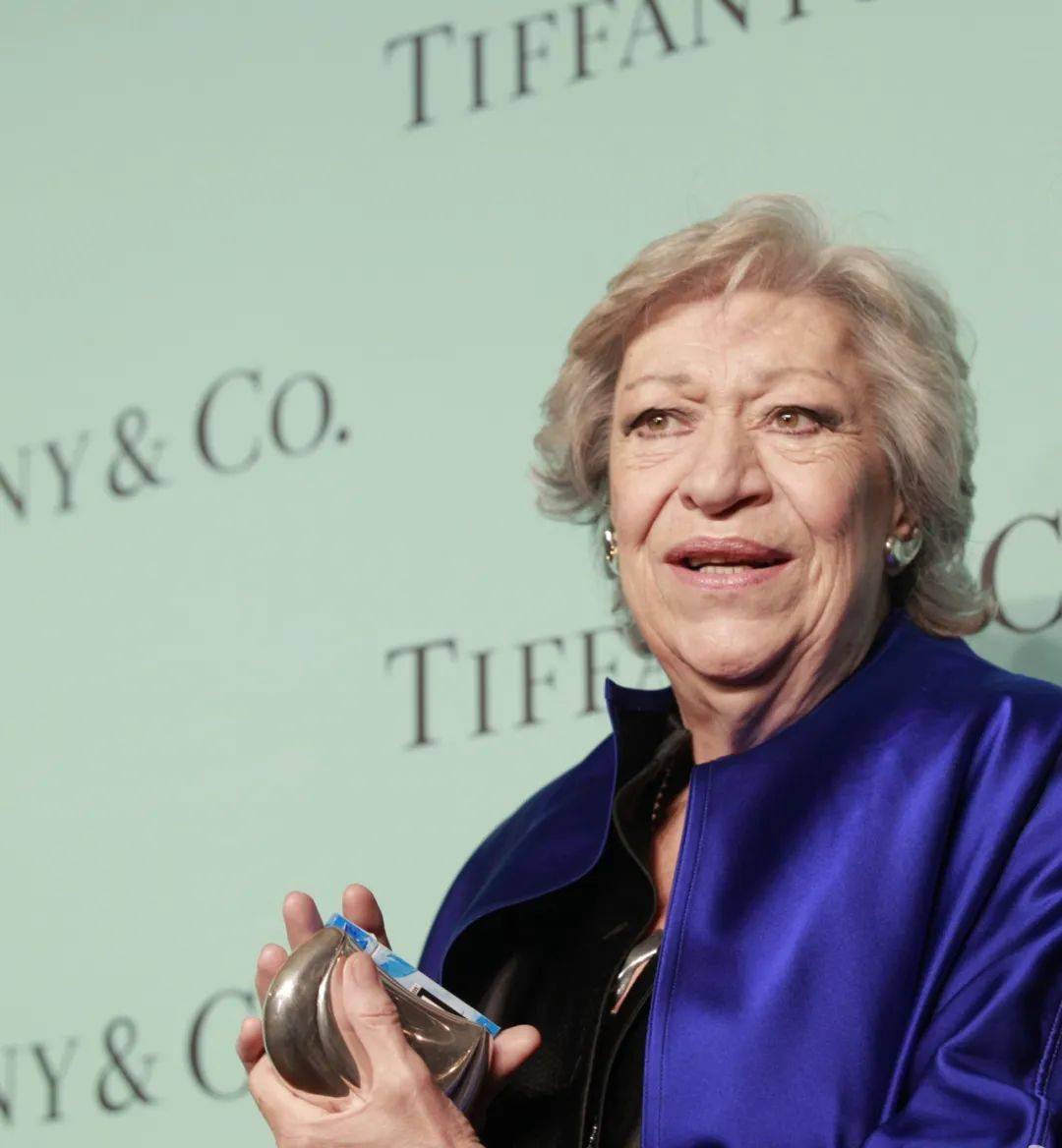 更是曾经掀起了一场珠宝设计领域的革命,可以说没有elsa peretti便没